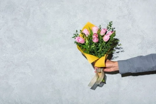 En flot buket blomster leveret til døren